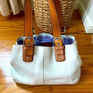 Coach white leather shoulder bag.